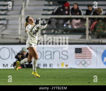 Cary, Usa. Dezember 2024. Wake Forest Mittelfeldspielerin Emily Morris (13) feiert, nachdem sie während des Spiels gegen Stanford im Halbfinale des Women's Soccer College Cup am Freitag, den 6. Dezember 2024 in Cary, North Carolina, einen Treffer erzielt hat. Foto von Mike Zarrilli/UPI Credit: UPI/Alamy Live News Stockfoto