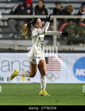 Cary, Usa. Dezember 2024. Wake Forest Mittelfeldspielerin Emily Morris (13) feiert, nachdem sie während des Spiels gegen Stanford im Halbfinale des Women's Soccer College Cup am Freitag, den 6. Dezember 2024 im WakeMed Soccer Park in Cary, North Carolina, einen Treffer erzielt hat. Foto von Mike Zarrilli/UPI Credit: UPI/Alamy Live News Stockfoto