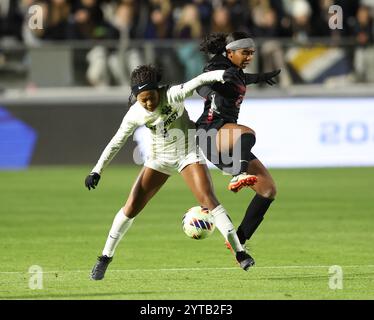 Cary, Usa. Dezember 2024. Wake Forest Stürmer Caiya Hanks (9) kämpft im Halbfinale des Women's Soccer College Cup am Freitag, den 6. Dezember 2024 im WakeMed Soccer Park in Cary, North Carolina um den Ball. Foto von Mike Zarrilli/UPI Credit: UPI/Alamy Live News Stockfoto