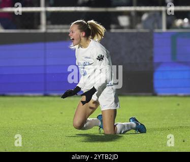 Die Stürmerin Maddie Dahlien (5) aus North Carolina feiert, nachdem sie einen Elfmeterschießen gezogen hat, der während des Spiels gegen Duke im Halbfinale des Women's Soccer College Cup am Freitag, den 6. Dezember 2024 im WakeMed Soccer Park in Cary, North Carolina, zu einem Elfmeterschießen führte. Foto: Mike Zarrilli/UPI Stockfoto