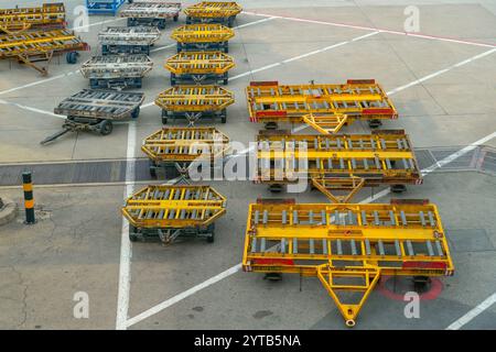 flughafengepäckwagen auf dem Parkplatz. Stockfoto