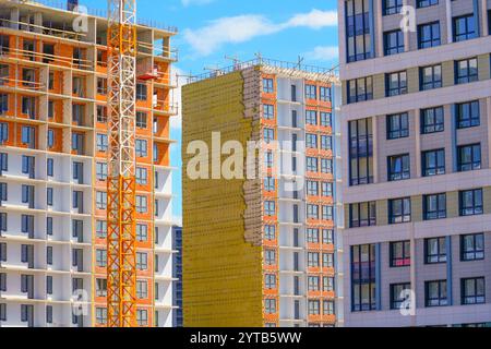 Verkleidung und Wärmauer eines monolithischen Hauses im Bau. Isolierende Wandfassade des Wohngebäudes Stockfoto