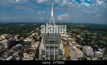 17. JULI 2023, MOBILE, ALABAMA - USA - Luftaufnahme der Skyline von Mobile Alabama Stockfoto