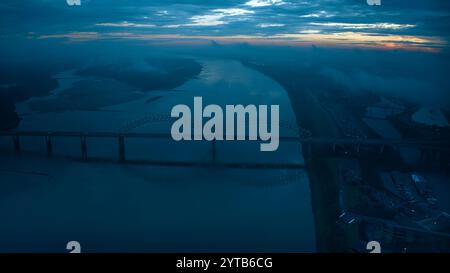 6. JULI 2023: MEMPHIS, TN, USA: Hernando de Soto Bridge nach Memphis, Tennessee über den Mississippi River bei Sonnenuntergang mit niedrigen Wolken Stockfoto