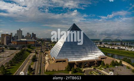 7. JULI 2023: MEMPHIS, TN., USA: Memphis Pyramide mit Stadt Mempis im Hintergrund Stockfoto