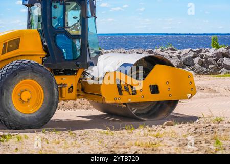 Schwingungseinzylinder-Laufrolle. Bodenverdichter zum Nivellieren von Boden für Fundamente und Straßenbau. Straßenverdichtungsausrüstung bei Co Stockfoto