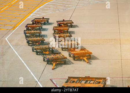 flughafengepäckwagen auf dem Parkplatz. Stockfoto