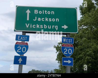 8. JULI 2023, JACKSON VICKSBURG, MS – Straßenschilder zu zwei südlichen Städten Stockfoto