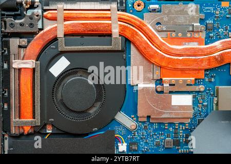 Zerlegtes Notebook nach der Reinigung des Kühlersystems und der Wiederbelebung der Technologie konzentriert sich der Spezialist auf Reparatur und Reinigung, um einem Notebook Leben einzuhauchen. Stockfoto