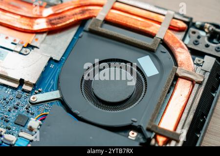 Zerlegtes Notebook nach der Reinigung des Kühlersystems und der Wiederbelebung der Technologie konzentriert sich der Spezialist auf Reparatur und Reinigung, um einem Notebook Leben einzuhauchen. Stockfoto