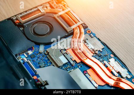 Zerlegtes Notebook nach der Reinigung des Kühlersystems und der Wiederbelebung der Technologie konzentriert sich der Spezialist auf Reparatur und Reinigung, um einem Notebook Leben einzuhauchen. Stockfoto