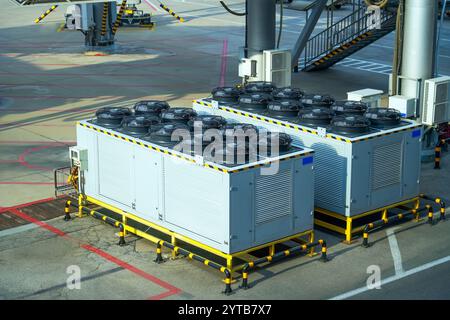 Industrielle Klimaanlagen Außeneinheit mit mehreren Lüftern am Flughafen zur Aufrechterhaltung der Temperatur in der elektrischen Anlage. Stockfoto