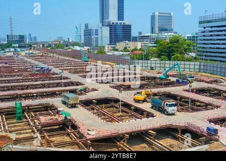 Bau Zement auf Basis des ersten Stockwerks, Fundament unterstützt zukünftige Wolkenkratzer, Installation Baukran, der Flüssigzement gießt. Aushub unter gr Stockfoto