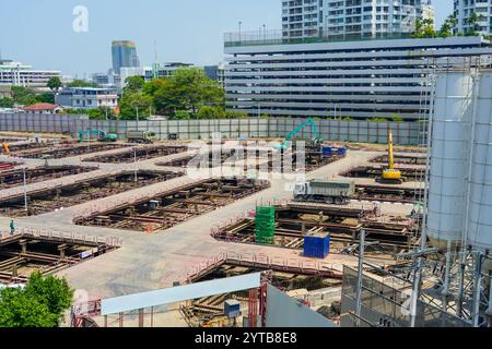 Bau Zement auf Basis des ersten Stockwerks, Fundament unterstützt zukünftige Wolkenkratzer, Installation Baukran, der Flüssigzement gießt. Aushub unter gr Stockfoto