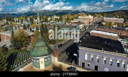 2. OKTOBER 2023 - LEADVILLE, CO. - Aus der Vogelperspektive die Main Street hinunter zur historischen Bergbaustadt Leadville Colorado - höchste Erhebung der USA a Town Stockfoto