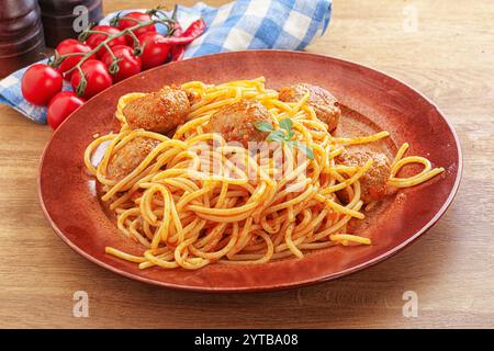 Italienische Spaghetti mit Fleischbällchen in Tomatensauce Stockfoto