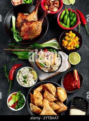 Verschiedene chinesische Gerichte und Snacks auf dunkelgrauem Hintergrund. Traditionelles kulinarisches Konzept. Draufsicht, flach, Kopierbereich Stockfoto