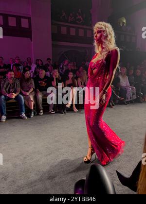 18.-22. OKTOBER 2023 – LOS ANGELES, CA. USA – wunderschöne Models gehen auf der Los Angeles Fashion Week 2023 über den Laufsteg – mit internationalen Designern Stockfoto