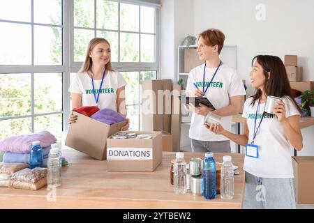 Junge Freiwillige mit Spenden für arme Menschen im Zentrum Stockfoto