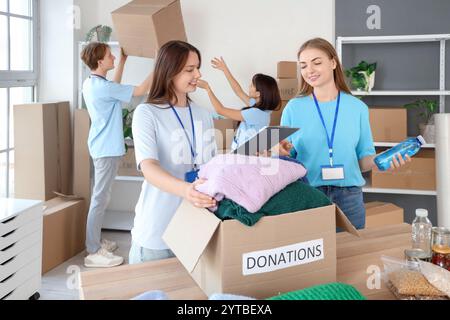 Junge Freiwillige mit Spenden für arme Menschen im Zentrum Stockfoto