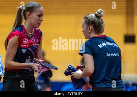 Annett Kaufmann, (SV DJK Kolbermoor) mit Hana Arapovic, (SV DJK Kolbermoor), SV DJK Kolbermoor vs. TTC Berlin Eastside, Tischtennis, 1. Bundesliga Frauen, 7. Spielwoche, 2024/2025, 06.12.2024, Foto: Eibner-Pressefoto/Mateusz Jop Stockfoto