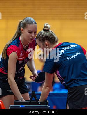 Annett Kaufmann, (SV DJK Kolbermoor) mit Hana Arapovic, (SV DJK Kolbermoor), SV DJK Kolbermoor vs. TTC Berlin Eastside, Tischtennis, 1. Bundesliga Frauen, 7. Spielwoche, 2024/2025, 06.12.2024, Foto: Eibner-Pressefoto/Mateusz Jop Stockfoto