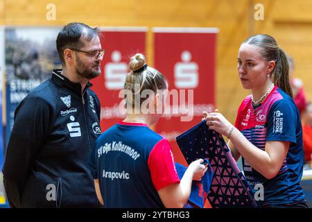 Trainer Dr. Michael Fuchs, (SV DJK Kolbermoor) mit Annett Kaufmann, (SV DJK Kolbermoor) und Hana Arapovic, (SV DJK Kolbermoor), SV DJK Kolbermoor vs. TTC Berlin Eastside, Tischtennis, 1. Bundesliga Frauen, 7. Spielwoche, 2024/2025, 06.12.2024, Foto: Eibner-Pressefoto/Mateusz Jop Stockfoto
