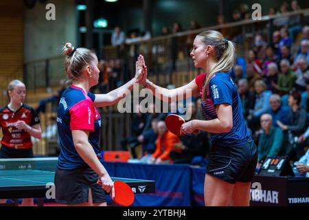 Annett Kaufmann, (SV DJK Kolbermoor) mit Hana Arapovic, (SV DJK Kolbermoor), Jubeln, SV DJK Kolbermoor vs.. TTC Berlin Eastside, Tischtennis, 1. Bundesliga Frauen, 7. Spielwoche, 2024/2025, 06.12.2024, Foto: Eibner-Pressefoto/Mateusz Jop Stockfoto
