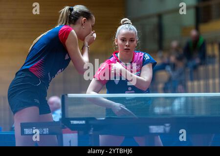 Annett Kaufmann, (SV DJK Kolbermoor) mit Hana Arapovic, (SV DJK Kolbermoor), SV DJK Kolbermoor vs. TTC Berlin Eastside, Tischtennis, 1. Bundesliga Frauen, 7. Spielwoche, 2024/2025, 06.12.2024, Foto: Eibner-Pressefoto/Mateusz Jop Stockfoto