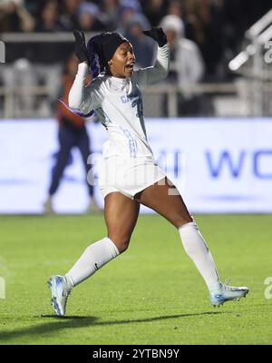 Atlanta, Usa. Dezember 2024. North Carolina Stürmer Olivia Thomas (33) feiert, nachdem er während des Spiels gegen Duke im Halbfinale des Women's Soccer College Cup am 6. Dezember 2024 im WakeMed Soccer Park in Cary, North Carolina, einen Treffer erzielte. Foto von Mike Zarrilli/UPI Credit: UPI/Alamy Live News Stockfoto