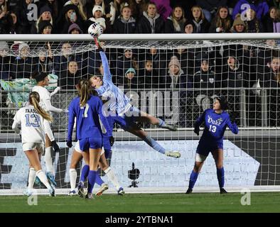 Cary, Usa. Dezember 2024. Der Torwart Clare Gagne (0) aus North Carolina sichert sich im Halbfinale des Women's Soccer College Cup am Freitag, den 6. Dezember 2024 im WakeMed Soccer Park in Cary, North Carolina. Foto von Mike Zarrilli/UPI Credit: UPI/Alamy Live News Stockfoto