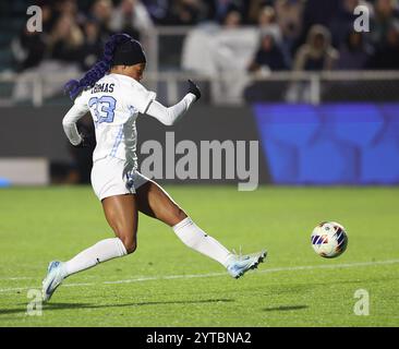 Cary, Usa. Dezember 2024. North Carolina Stürmer Olivia Thomas (33) schießt und erzielt während des Spiels gegen Duke im Halbfinale des Women's Soccer College Cup am Freitag, den 6. Dezember 2024 im WakeMed Soccer Park in Cary, North Carolina. Foto von Mike Zarrilli/UPI Credit: UPI/Alamy Live News Stockfoto