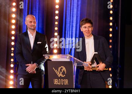 Paris, Frankreich. Dezember 2024. Der slowenische Fahrer Tadej Pogacar (R) erhält die Eddy Merckx-Trophäe vom belgischen Reiter Tom Boonen (L) während der 2. Velo d’Or-Preisverleihung im Pavillon Gabriel in Paris, Frankreich am 06. Dezember 2024. Foto: Alexis Jumeau/ABACAPRESS. COM Credit: Abaca Press/Alamy Live News Stockfoto