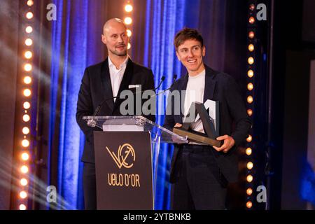 Paris, Frankreich. Dezember 2024. Der slowenische Fahrer Tadej Pogacar (R) erhält die Eddy Merckx-Trophäe vom belgischen Reiter Tom Boonen (L) während der 2. Velo d’Or-Preisverleihung im Pavillon Gabriel in Paris, Frankreich am 06. Dezember 2024. Foto: Alexis Jumeau/ABACAPRESS. COM Credit: Abaca Press/Alamy Live News Stockfoto