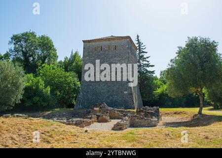 Der venezianische Turm aus dem 15. Jahrhundert im Archaeological Park Butrint, Butrint National Park, Albanien. Römische Bäder ruinieren im Vordergrund. UNESCO-Weltkulturerbe Stockfoto