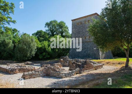 Der venezianische Turm aus dem 15. Jahrhundert im Archaeological Park Butrint, Butrint National Park, Albanien. Römische Bäder ruinieren im Vordergrund. UNESCO-Weltkulturerbe Stockfoto