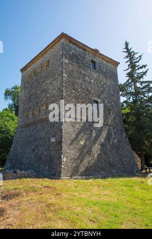 Der venezianische Turm aus dem 15. Jahrhundert im Archaeological Park Butrint, im Butrint Nationalpark, Südalbanien. Ein UNESCO-Weltkulturerbe. Stockfoto