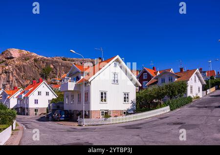 Malerisches Fjällbacka, Bohuslän, Schweden Malerisch gelegene Wohnhäuser unterhalb des Vetteberget, des Hausbergs von Fjällbacka in Bohuslän, Västra Götalands län, Schweden, nur zur redaktionellen Verwendung. Stockfoto