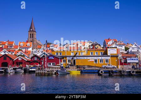 Malerische Ansicht von Fjällbacka in Bohuslän, Västra Götalands län, Schweden, berühmt durch die Kriminalromane der schwedischen Schriftstellerin Camilla Läckberg, nur zur redaktionellen Verwendung. Stockfoto