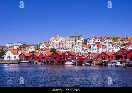 Malerische Ansicht von Fjällbacka in Bohuslän, Västra Götalands län, Schweden, berühmt durch die Kriminalromane der schwedischen Schriftstellerin Camilla Läckberg, nur zur redaktionellen Verwendung. Stockfoto