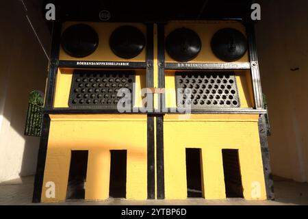 Kohlebefeuerte Dampfgeneratoren im Museum Goedang Ransoem, die während des Kolonialabbaus in Sawahlunto, West Sumatra, Indonesien, zum Kochen genutzt wurden. Stockfoto