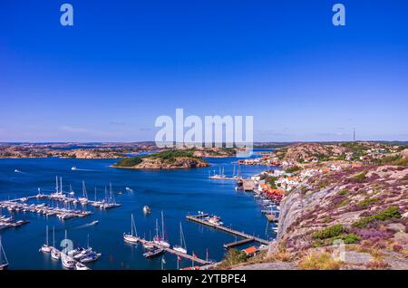 Malerisches Fjällbacka, Bohuslän, Schweden Malerische Aussicht vom Vetteberget, dem Hausberg von Fjällbacka in Bohuslän, Västra Götalands län, Schweden, über den Schärengarten und die Stadt. Stockfoto