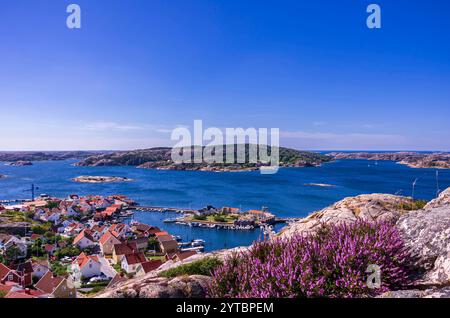 Malerisches Fjällbacka, Bohuslän, Schweden Malerische Aussicht vom Vetteberget, dem Hausberg von Fjällbacka in Bohuslän, Västra Götalands län, Schweden, über den Schärengarten und die Stadt. Stockfoto