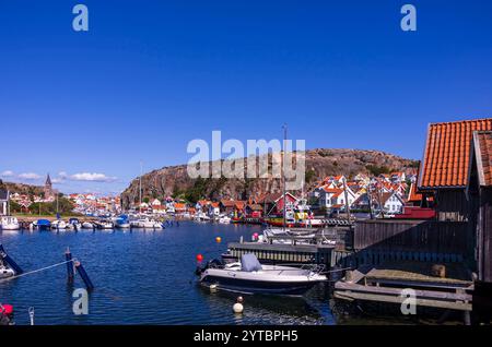 Malerische Ansicht von Fjällbacka in Bohuslän, Västra Götalands län, Schweden, berühmt durch die Kriminalromane der schwedischen Schriftstellerin Camilla Läckberg. Stockfoto