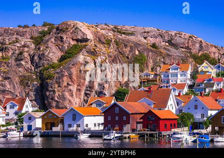 Malerische Ansicht von Fjällbacka in Bohuslän, Västra Götalands län, Schweden, berühmt durch die Kriminalromane der schwedischen Schriftstellerin Camilla Läckberg. Stockfoto