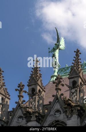 LILLE, FRANKREICH - 08. JUNI 2014: Architektonische Details an der Kathedrale von Lille (Basilika Notre Dame de la Treille) Stockfoto