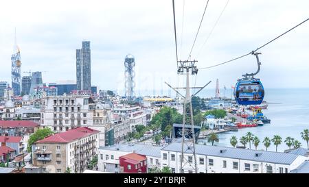 Batumi, Georgia - 13. JUNI 2024: Seilbahnfahrt in Batumi. Mit Panoramablick auf die Stadt Stockfoto