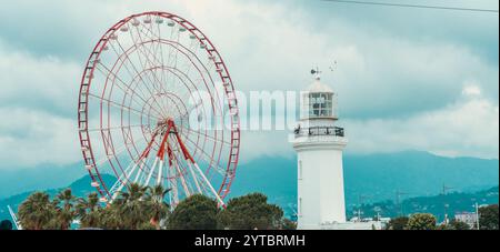 Batumi, Georgia - 13. JUNI 2024: Das Riesenrad und der Leuchtturm befinden sich im Miracle Park an der Küste von Batumi, Georgia. Stockfoto