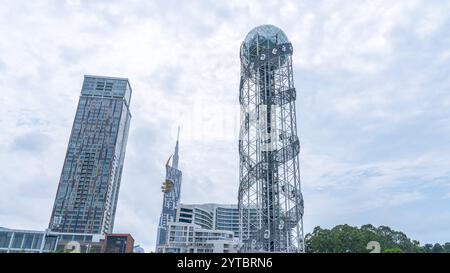 Batumi, Georgien – 13. JUNI 2024: Der Alphabetische Turm ist ein 130 Meter hohes Gebäude in Batumi, das die Einzigartigkeit des georgischen Alphabets symbolisiert Stockfoto