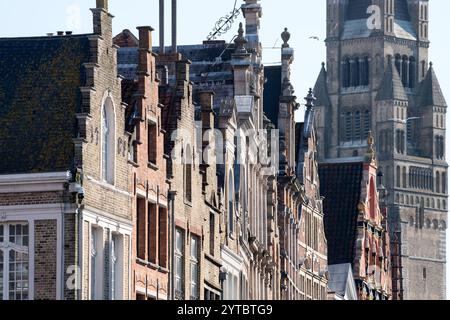 Steenstraat, die Haupteinkaufsstraße Brügge und der Turm im romanischen Wiedergeburtsstil mit romanischer und brabantischer Gotik Sint Salvatorskathedraal / Kathedrale Stockfoto